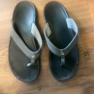 Olukai size 10 flip flops